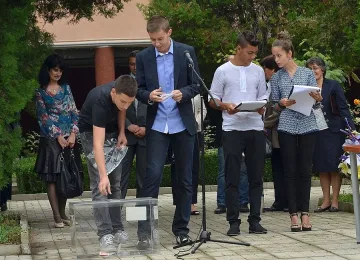 Тийнеджъри от Монтана дариха пари за наводнените училища