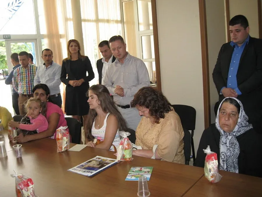 Кандидат-депутати от ДПС дариха с ученически пособия деца-сираци