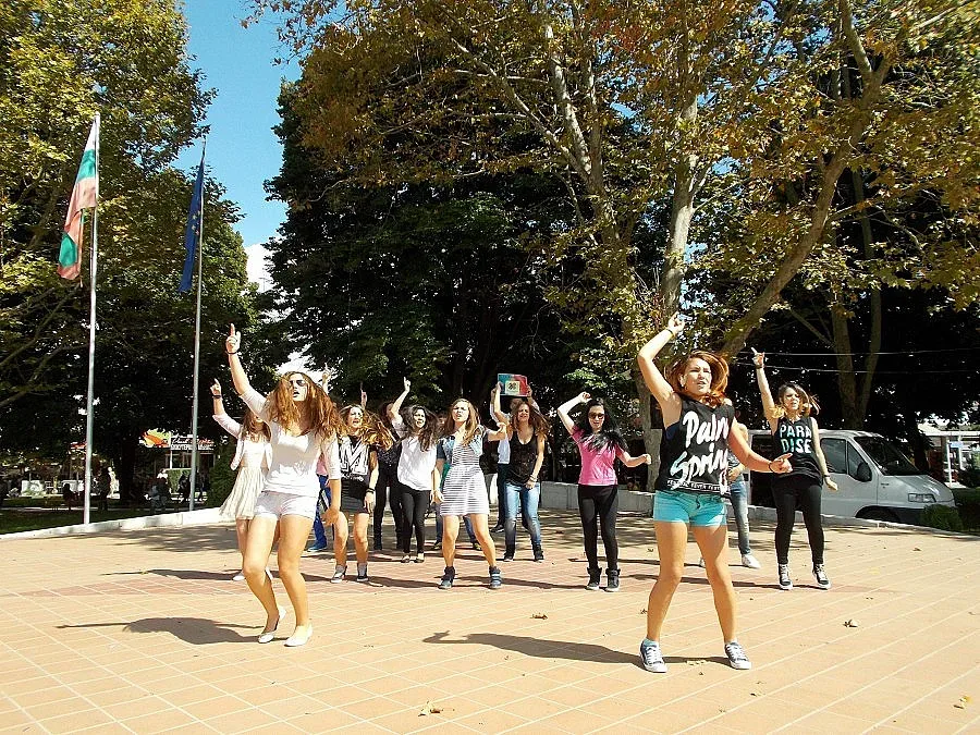 Ученици поискаха по-добра образователна система с флашмоб 