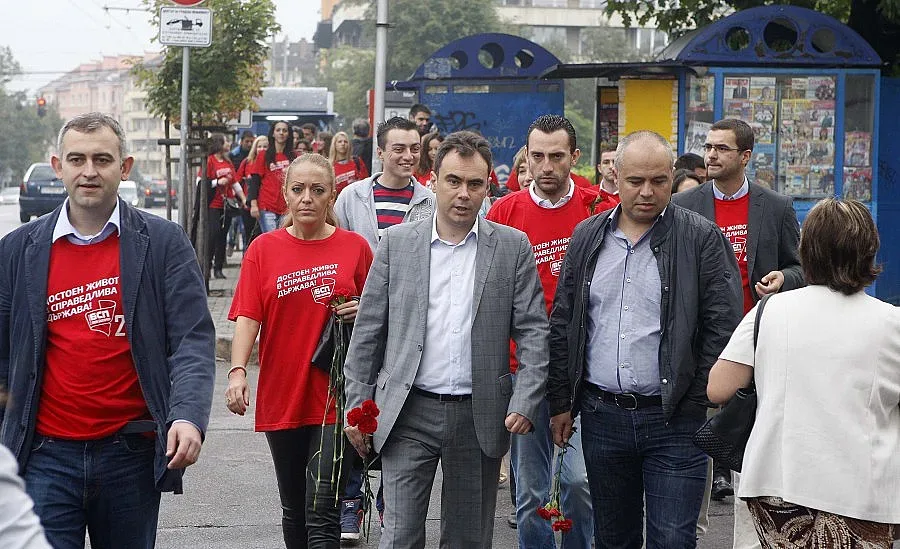 БСП призовават за внимание на пътя с карамфили