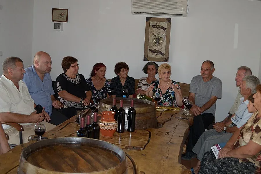 Чакърдъкова пя и агитира в петрички села