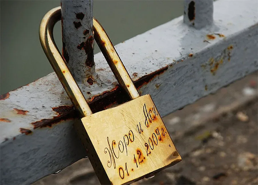 Мост с катинари от влюбени в Добрич