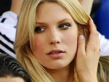 Сара се прави на ударена за Швайни