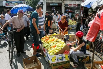 Гърци пазаруват евтини стоки в Неврокопско