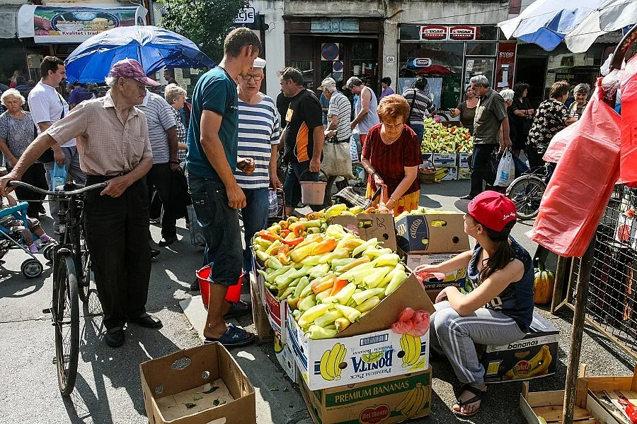 Гърци пазаруват евтини стоки в Неврокопско