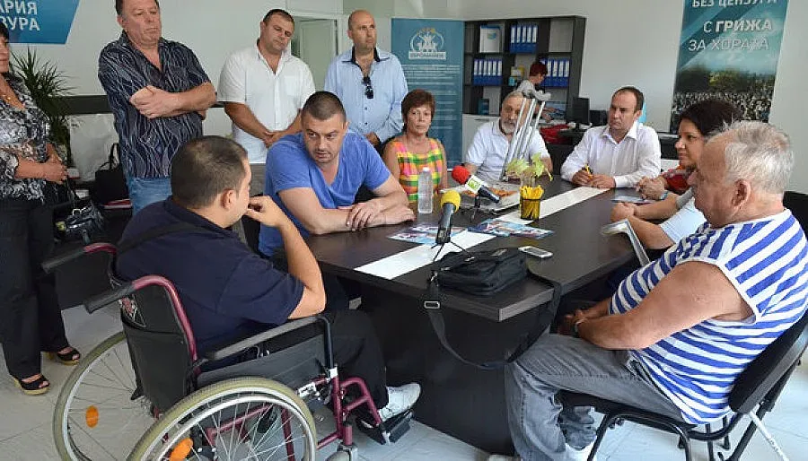 Бареков помага на 27-годишен инвалид