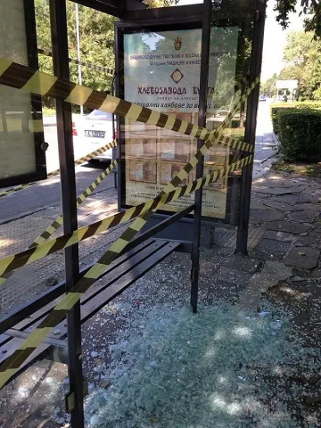 Вандали изтръгнаха стълбове в строшиха спирка в Бургас