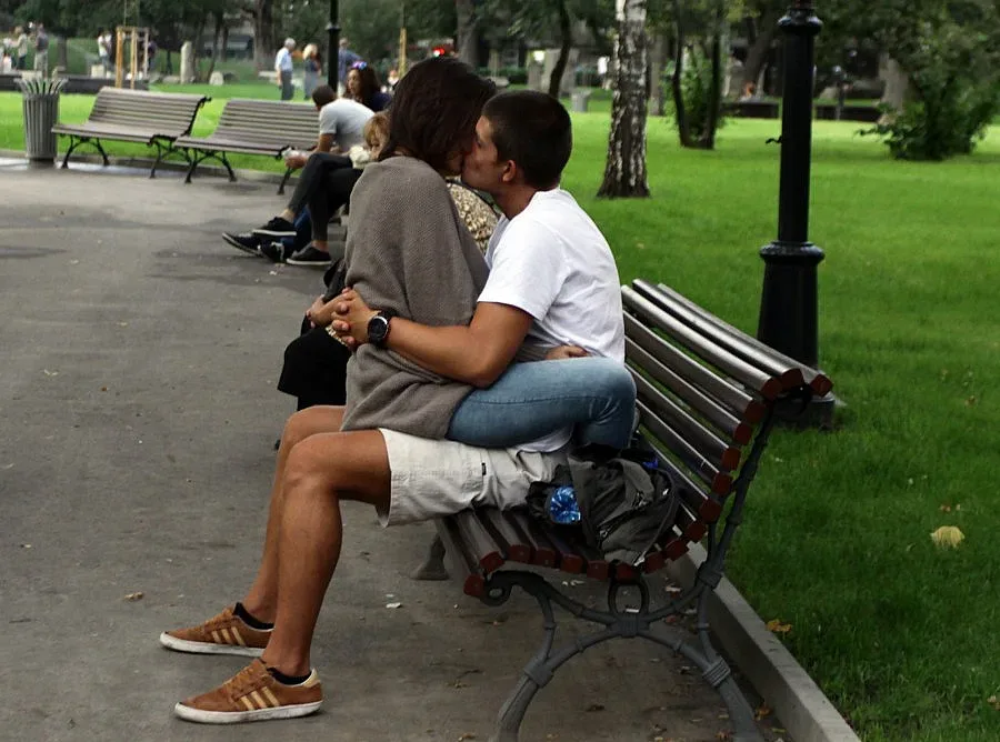 Слънце на изток, дъжд на запад в събота 