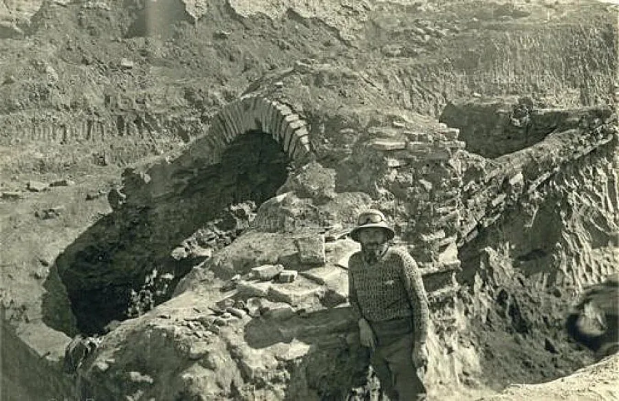 Статуя показва на Андре Паро древен град