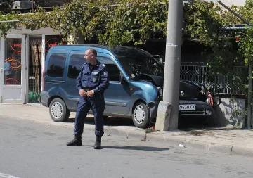 Полицаят, прегазил бебе в количка, остава в ареста