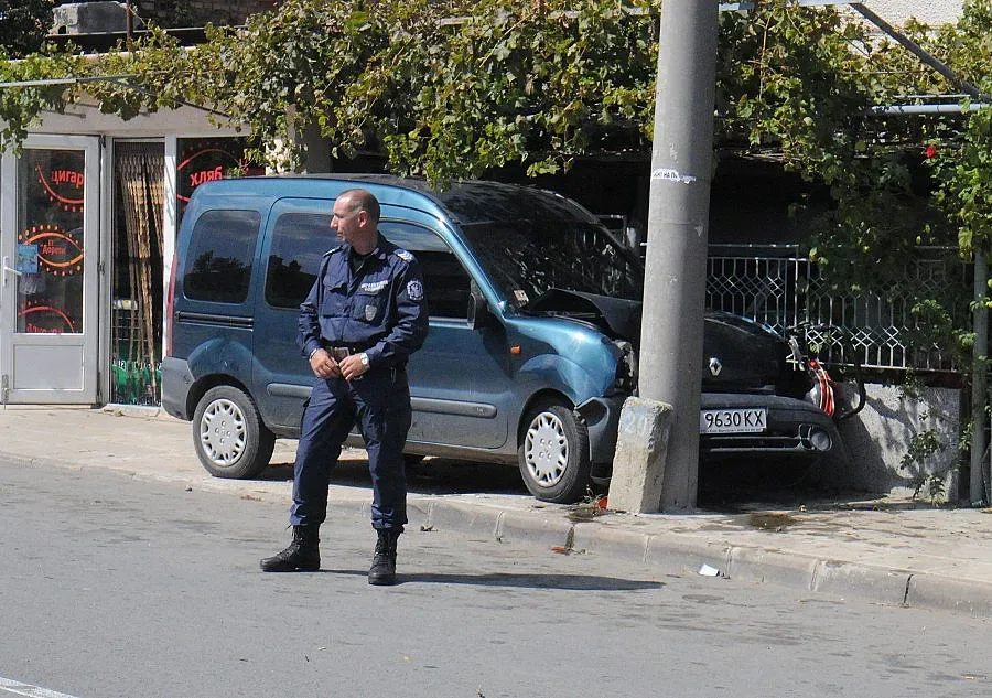 Полицаят, прегазил бебе в количка, остава в ареста