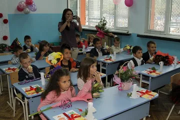 Първолаците с подаръци за първия учебен ден 