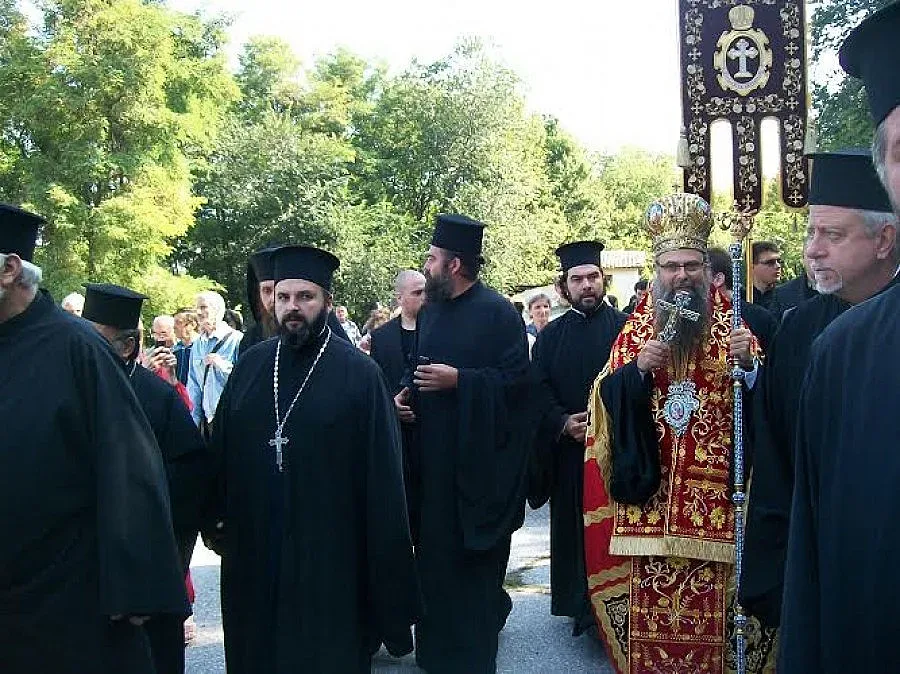 Пловдивският владика внесе Светия кръст в "Св. Кирик"