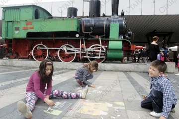 Скандал в София заради творци пред гарата