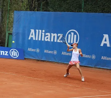 Две български тенисистки стигат до четвъртфиналите в София