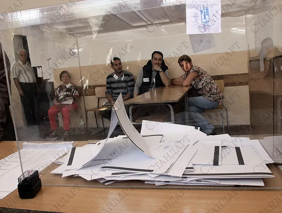 Полицията следи 10 дилъри на гласове край морето