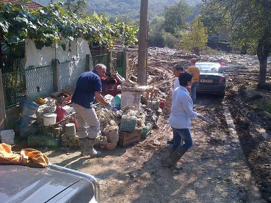 Кандидат–депутати от ГЕРБ почистиха къщи в Говежда, Дива Слатина и Дълги дел