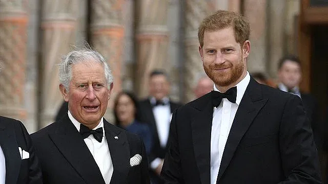 Хари съкрушен, звучен шамар от Чарлз