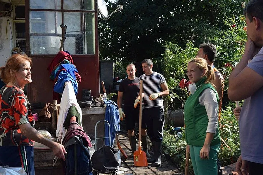 Кандидат-депутати от ГЕРБ-София почистват къщи в Странско