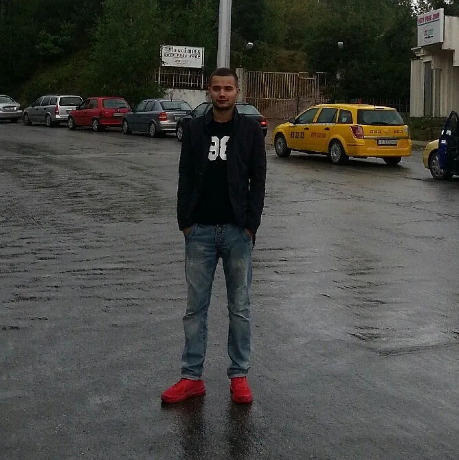 Студент учи хора с увреждания на танци