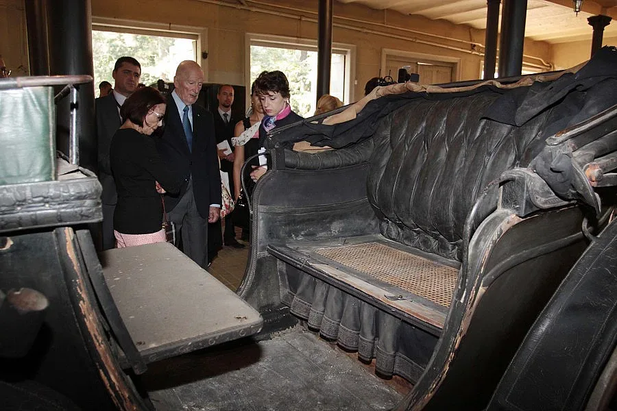 Царят за имотите си: Излагаме се пред чужденците