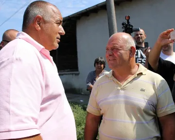 Борисов дари три къщи, лодка, автомобил и ел-уреди на пострадалите в Ченгене скеле