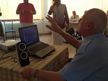 Пенсионери в дома в Добрич говорят по скайп с деца и внуци