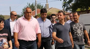 Кръщават пуйче на Бойко в наводненото Странско