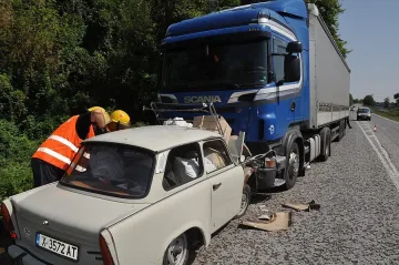 Възрастен шофьор с Трабант удари ТИР