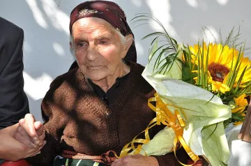 Не ни жалят младите, оплаква се 100-годишна баба от Разлог