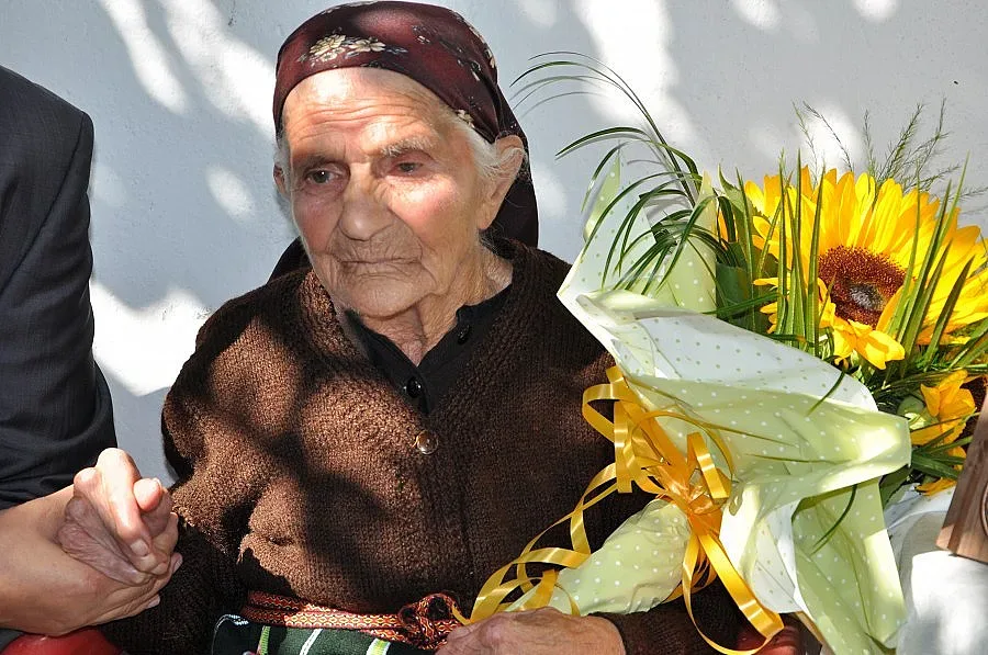 Не ни жалят младите, оплаква се 100-годишна баба от Разлог