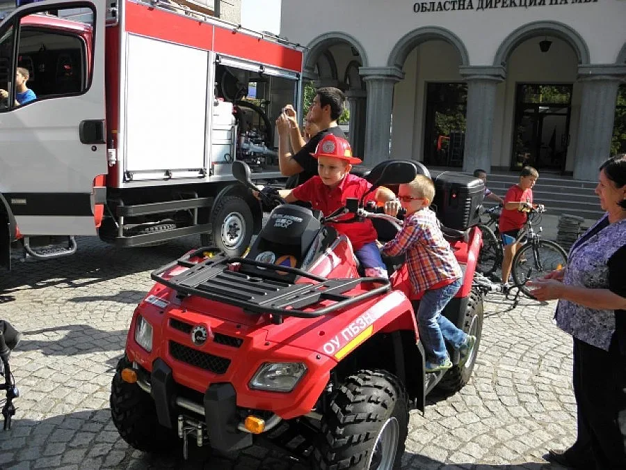 Парадът на пожарната в Кърджали събра многобройна публика