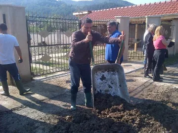 Доброволците от ГЕРБ продължават да помагат на засегнатите от наводненията 