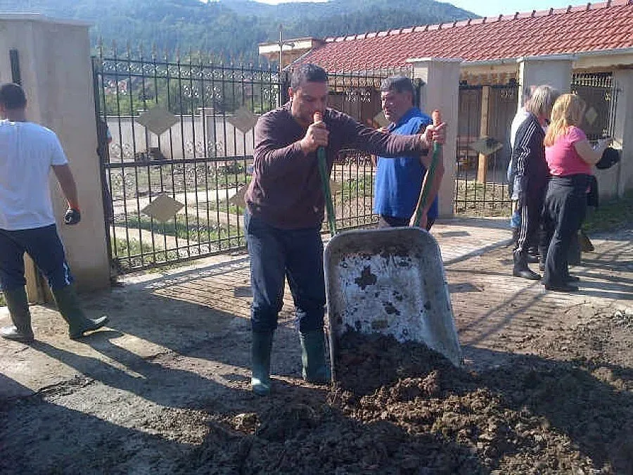 Доброволците от ГЕРБ продължават да помагат на засегнатите от наводненията 