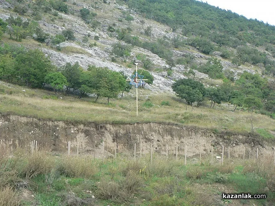 Казанлъчанин вдигна 7-метров монумент, символ на трите световни религии