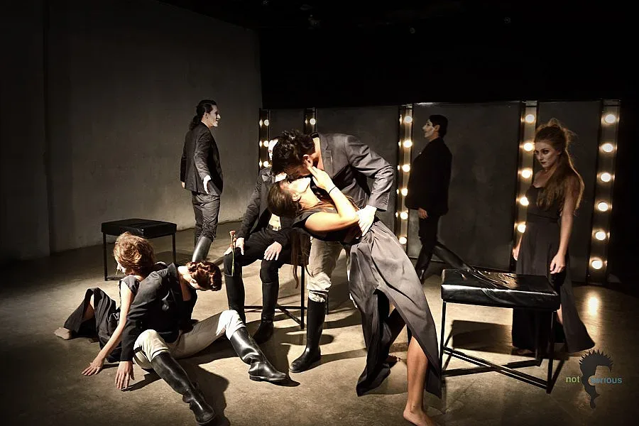 Съученици играят "Мизантроп"