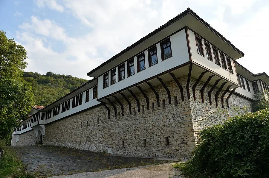 Дядо Николай плаши с палатка пред "Св. Кирик"