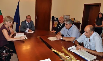 Трайно безработни чистят наводнените райони