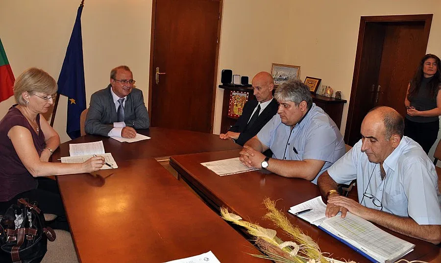 Трайно безработни чистят наводнените райони