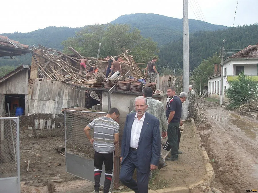 Доц. Борислав Великов направи дарение на две семейства