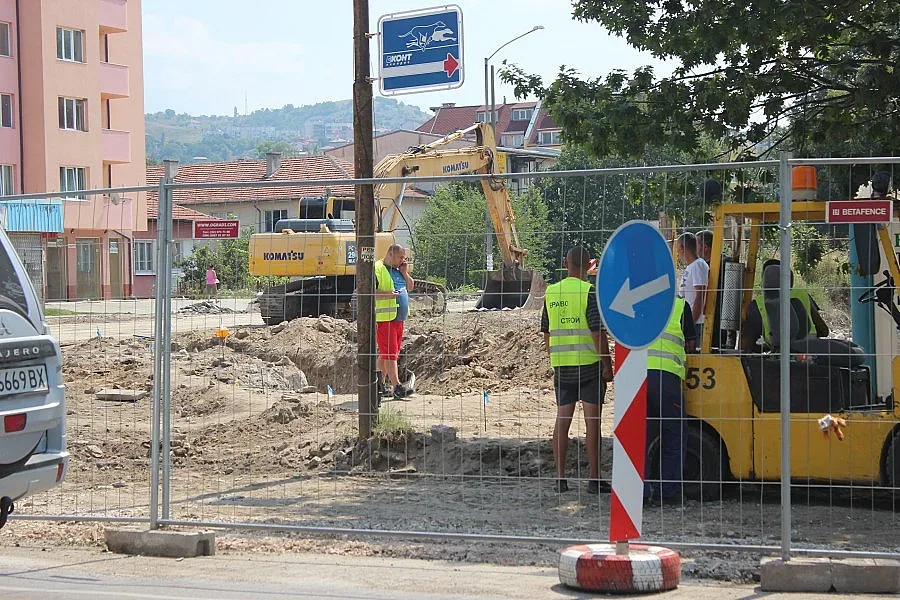 Дъждове оставиха затворено ремонтирано кръстовище