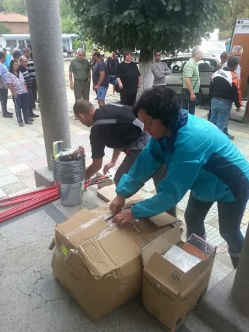 Представители на ГЕРБ чистят в засегнатото от наводненията Ново Паничарево