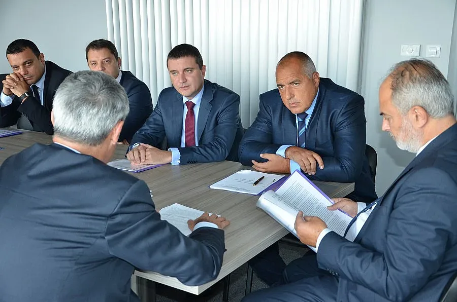 Депутати с лопати