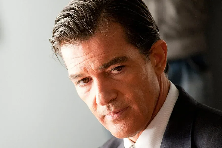 Бандерас хлътна по блондинка