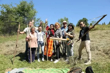 Китайци доят крави в родопски "Сървайвър"