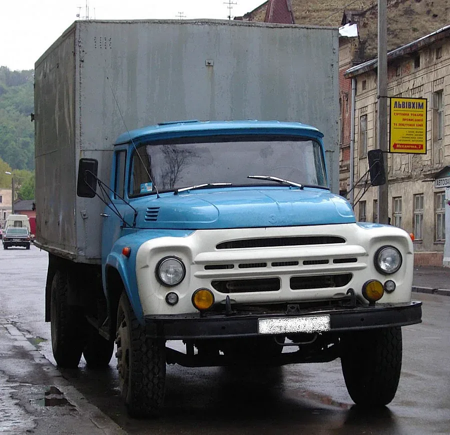 ЗИЛ се движи с номера на Мерцедес