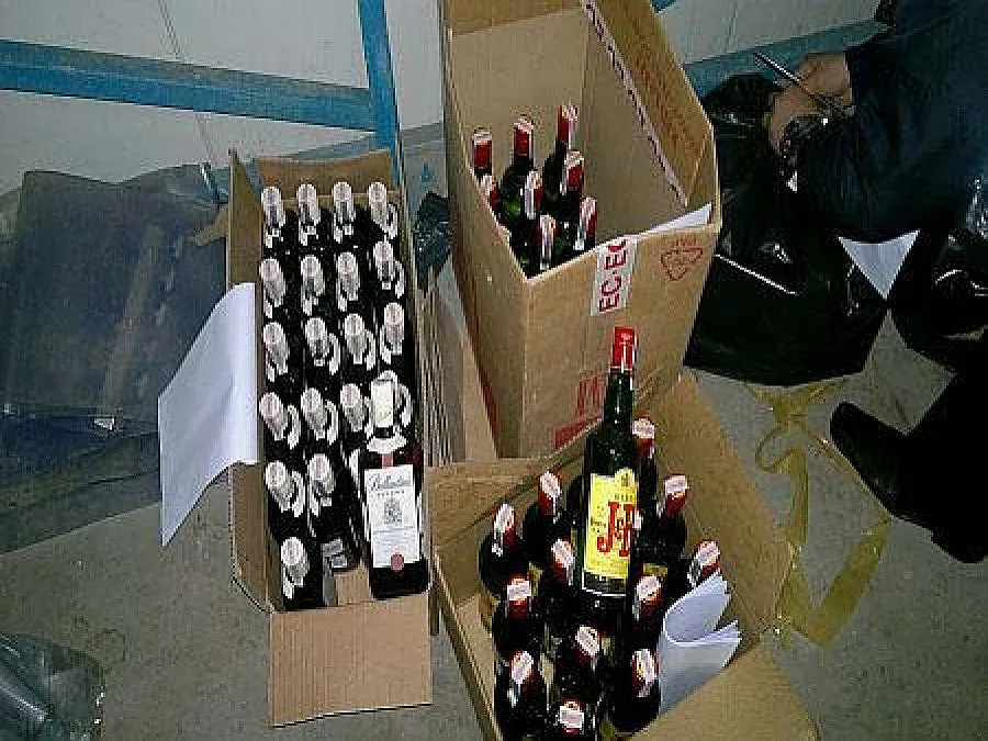 Безакцизен алкохол и въздушна пушка са иззети в Кърджали и Крумовград