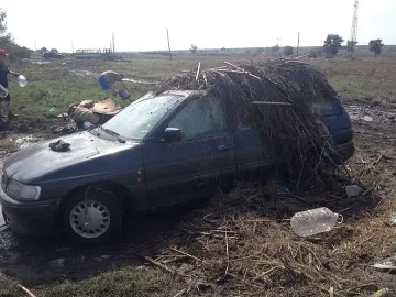 Канидат - депутати на ГЕРБ чистят след наводненията 