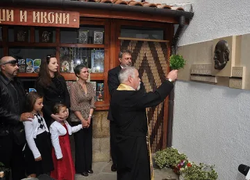 Откриха барелеф на автора на най-високия монумент на Богородица
