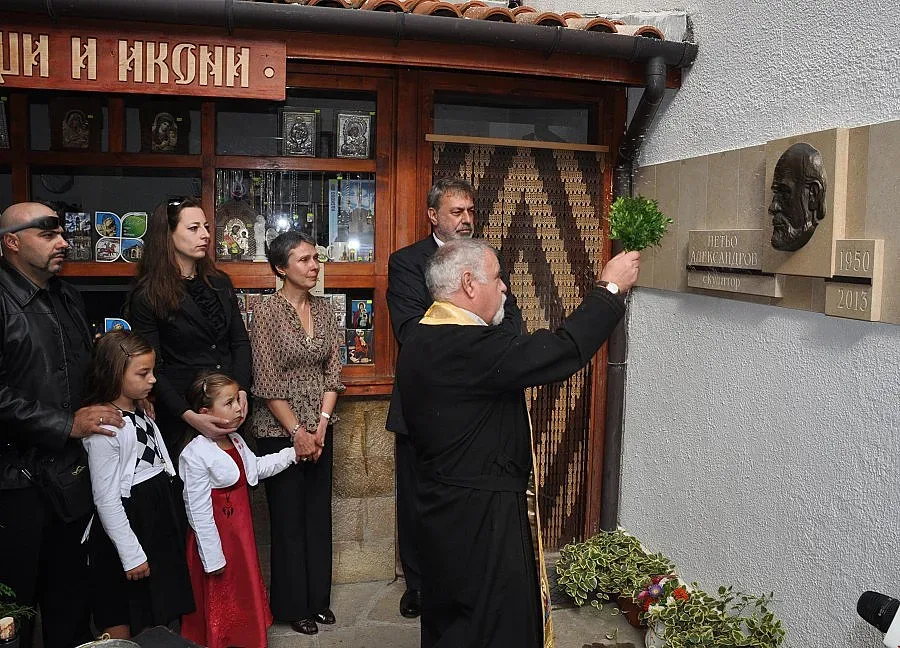 Откриха барелеф на автора на най-високия монумент на Богородица